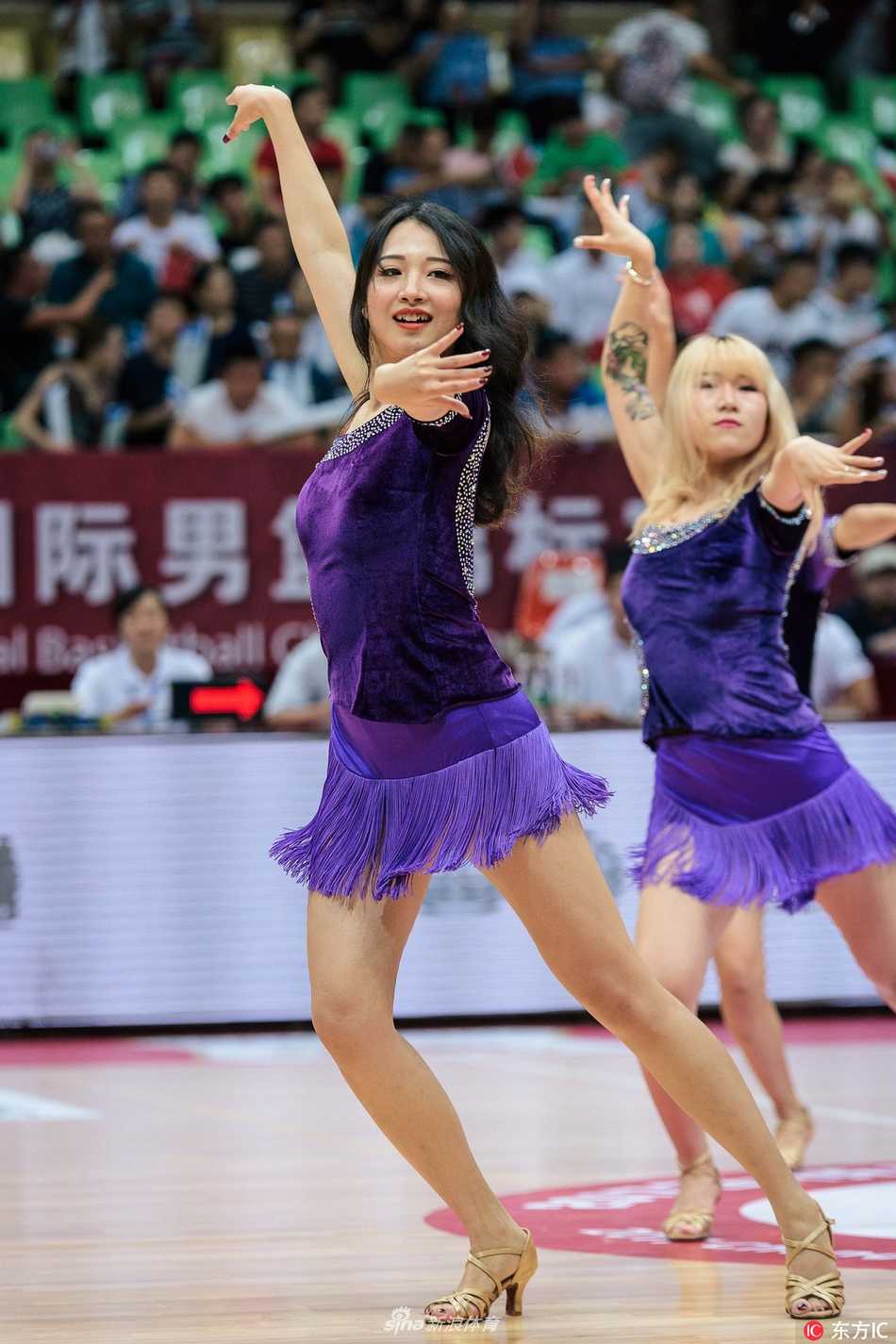 镜头定格在一位篮球宝贝的回眸瞬间，她身姿挺拔，流苏随动作摇曳，动感身影与场馆内绚烂灯光交织，宛如赛前最迷人的序曲。