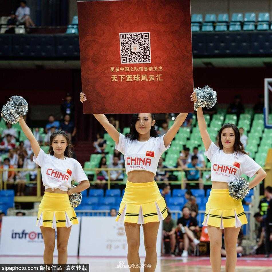 全景镜头下，四川省体育馆内座无虚席，场地中央的啦啦队员们散开队形，手中的红扇在灯光下汇成一片流动的红色海洋，与看台上观众挥舞的充气棒交相辉映。