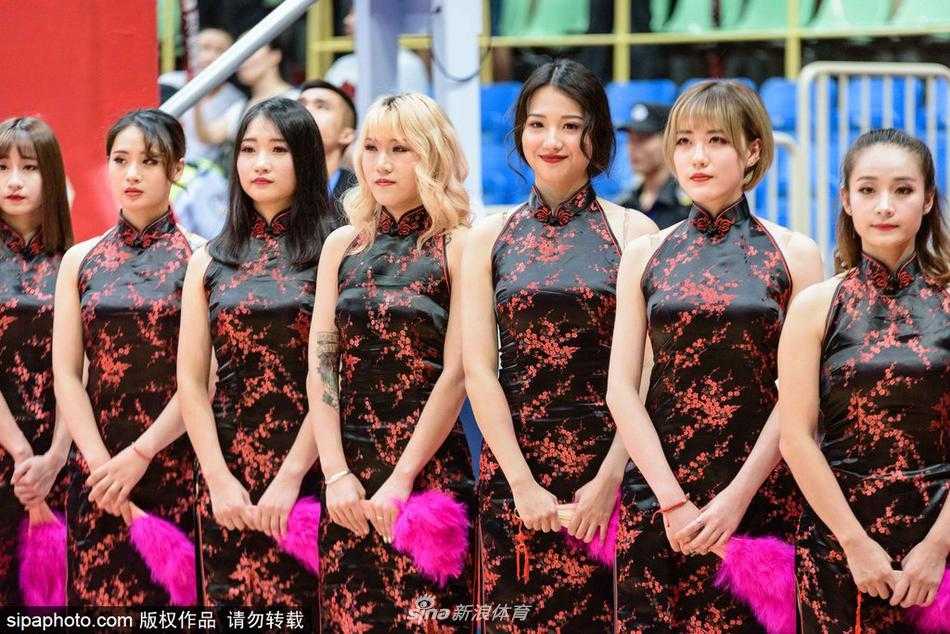 表演结束，队员们摆出结束造型，一位队员手中的扇子轻轻靠在下巴处，眼神灵动地看向镜头，身后的队友们高低错落，仿佛一幅流动的古代仕女图，为这场体育赛事留下了温婉的一笔。