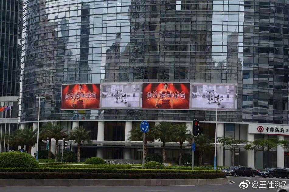 深圳易建联篮球训练中心内，宽阔的场地上年轻学员们正挥汗如雨，追逐着心中那颗跳动的篮球