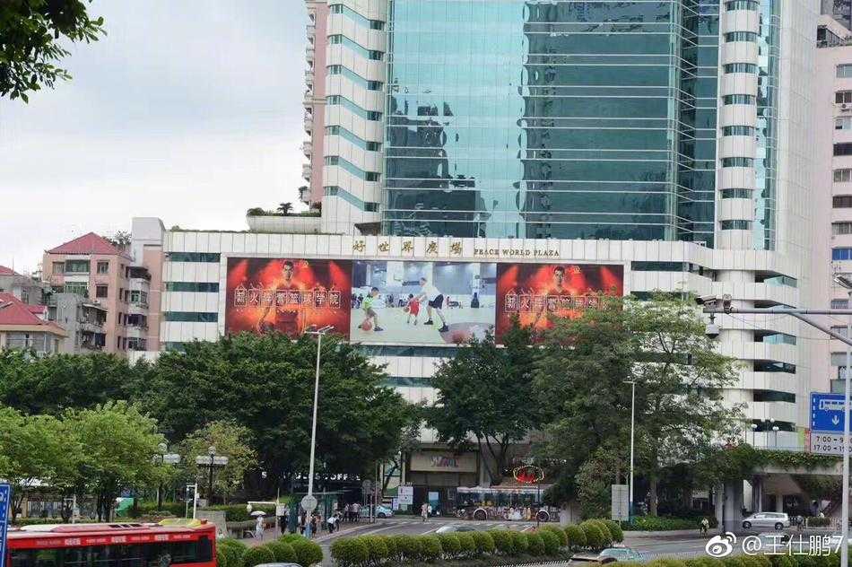 在薪火阵营公益训练营中，教练正蹲下身耐心指导一名小球员的防守姿势，眼中满是鼓励与关爱