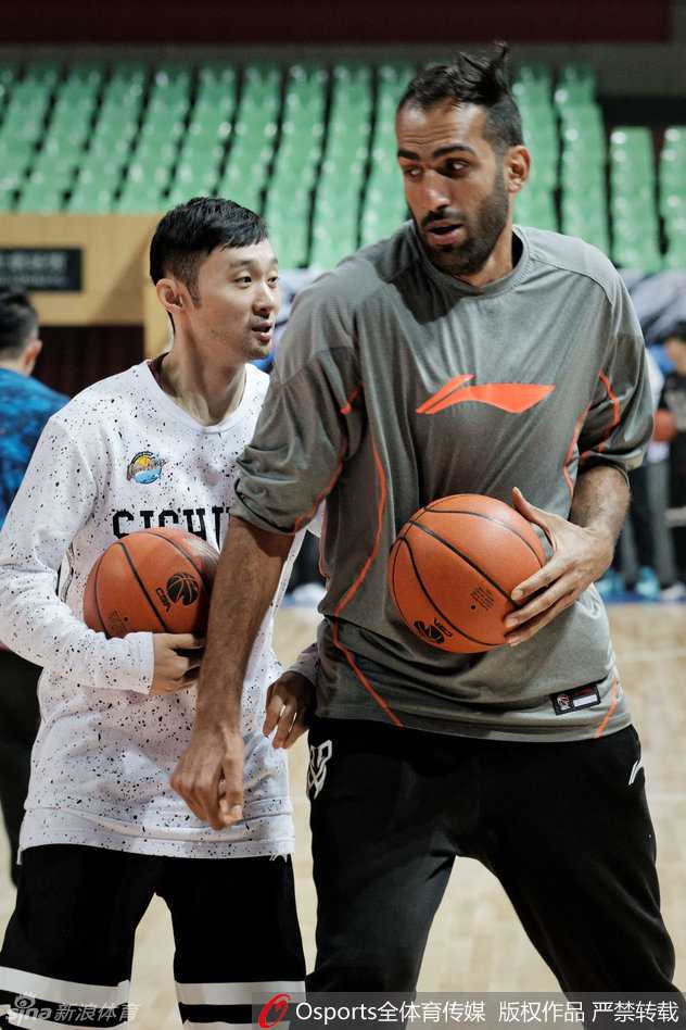 全队训练结束后加练罚球，哈达迪和队友们站上罚球线，在枯燥的重复中磨练着关键时刻的稳定性。