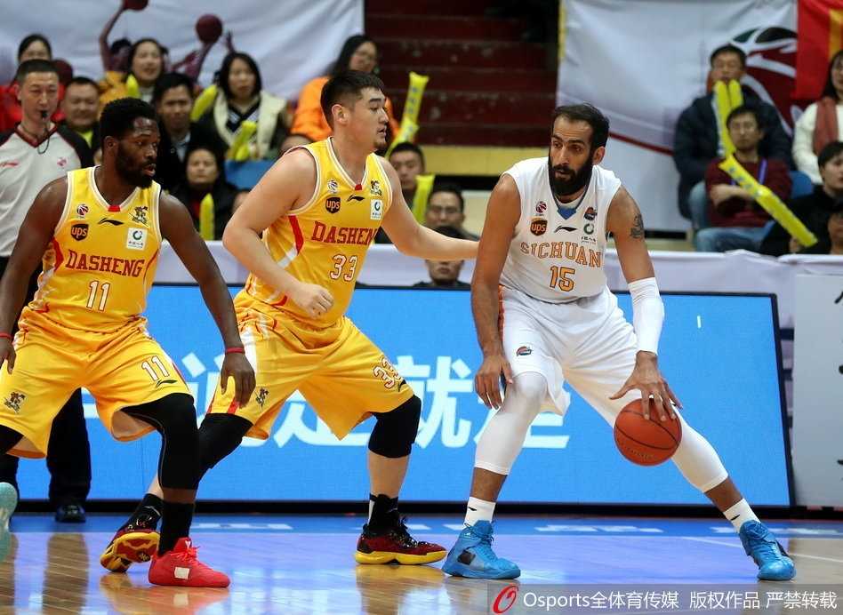 四川队领袖哈达迪在篮下遭遇三人包夹，他咬紧牙关奋力跃起试图摘下篮板，高大的身躯在肌肉丛林中显得格外孤独，眼神中流露出一丝不甘与疲惫，全场27分18篮板的数据也化为了泡影。