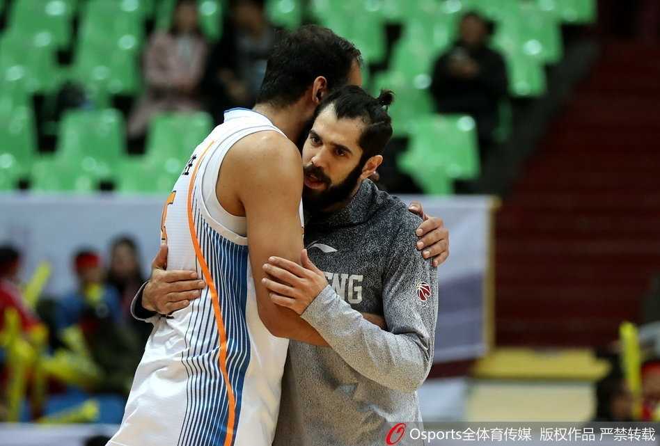 同曦队巴赫拉米在快攻中如尖刀般插入四川腹地，他轻盈挑篮得手，为球队的疯狂追分添上关键两分，这一球也吹响了同曦队全面反攻的号角，四川队的防线在这一刻开始松动。