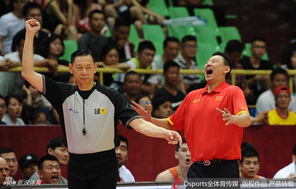 李楠指导在场边振臂高呼，为弟子们的精彩表现忘情喝彩
