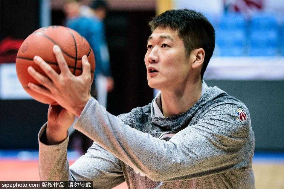 川军队魂哈达迪篮下卡位要球，高大的身躯在训练灯光的照射下形成巨大阴影，他正在为即将到来的内线肉搏积蓄力量，捍卫禁区荣耀。