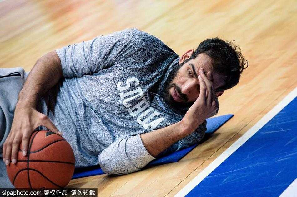 助理教练手持战术板，为结束训练的球员进行最后复盘，板子上密密麻麻的线条和数字，是球队针对山东队精心布置的防守策略和进攻套路。