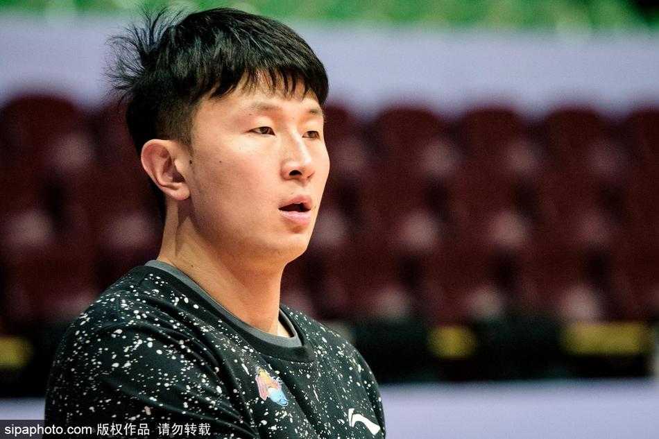 全队球员围成一圈，手臂相搭，在教练组带领下高喊口号，团队凝聚力在这一刻尽显，仿佛在向外界宣告：我们将为家乡荣誉战斗至最后一刻。