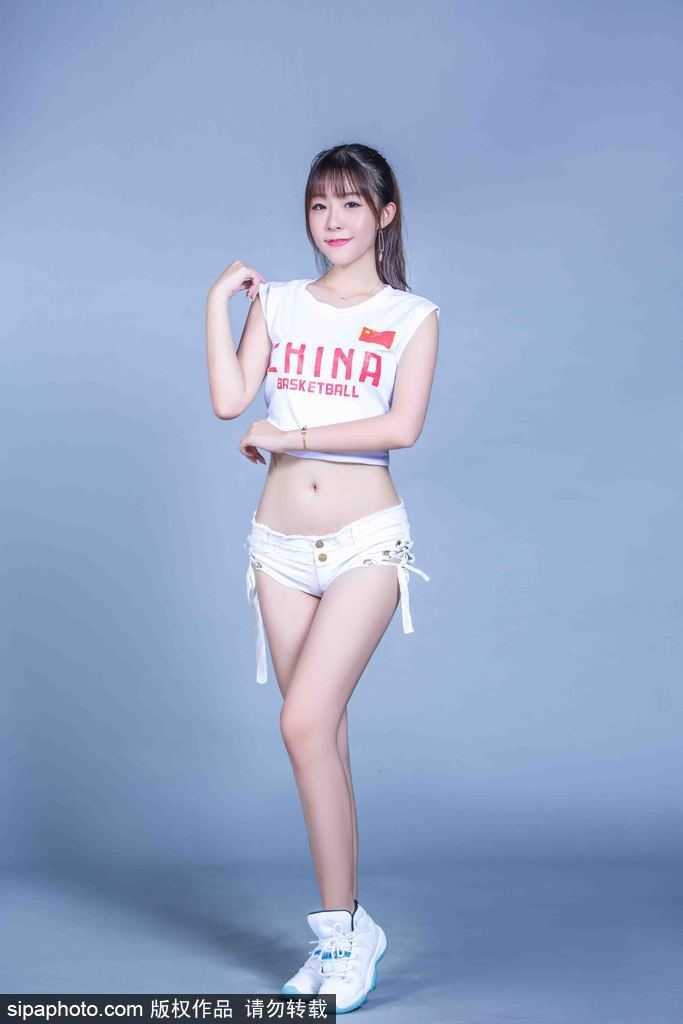 篮球宝贝们扎着利落的马尾，身着亮眼的短裙表演服，在球场地板上整齐划一地排开，修长美腿在动感灯光下格外吸睛，她们的脸上洋溢着自信灿烂的笑容，瞬间点燃全场热情