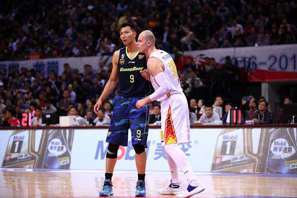 布泽尔顶开防守强行上篮，手臂肌肉线条分明，脸上表情因发力而变得扭曲，旁边补防的球员只能望球兴叹，这是一次纯粹的力量对决胜利