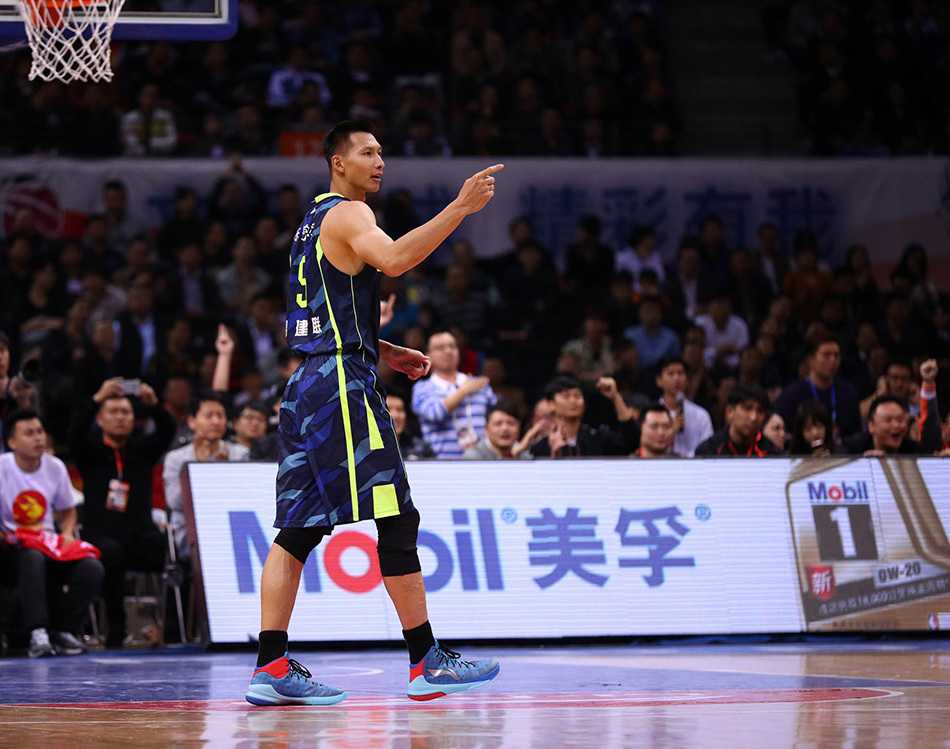 易建联在多人包夹下强行投篮，防守者的手掌几乎封到了他的脸上，但他依然凭借出色的核心力量稳定出手，皮球离手瞬间全场屏息