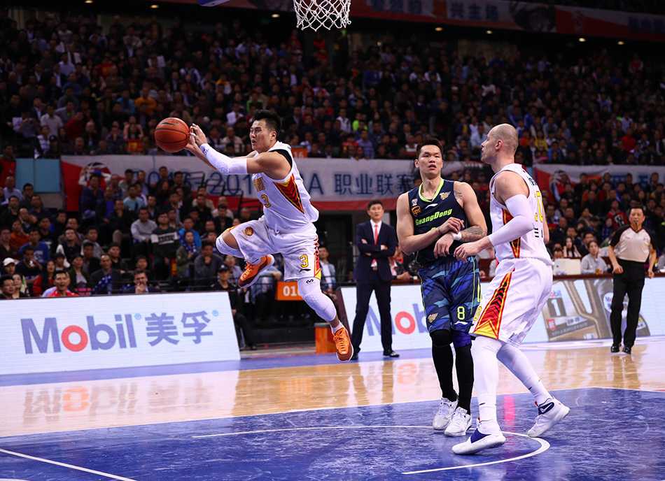 陈江华如猎豹般冲出边线，在空中扭腰将即将出界的篮球奋力拨回，身后是反应不及的防守球员，这一幕点燃了全场替补席的激情