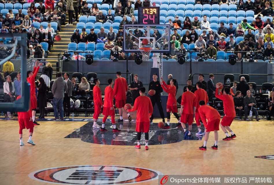 中国队后卫于德豪在墨尔本联队球员的严密包夹下，如尖刀般强行突破，脸上写满了坚毅与果敢。