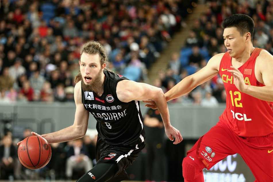 顾全在三分线外接球，面对安德森的防守果断出手，皮球划出一道美丽的弧线飞向篮筐。