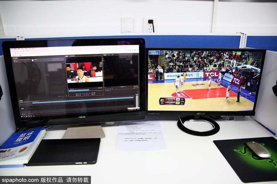 回放中心的监控墙全景图，画面中显示着多场不同赛事的实时直播，工作人员在屏幕前紧张而有序地忙碌着。