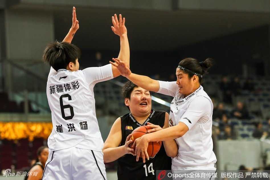 陕西队外援摩根-塔克在新疆队严密的双人包夹防守下，依然冷静地寻找突破缝隙，眼神中充满了对胜利的渴望。