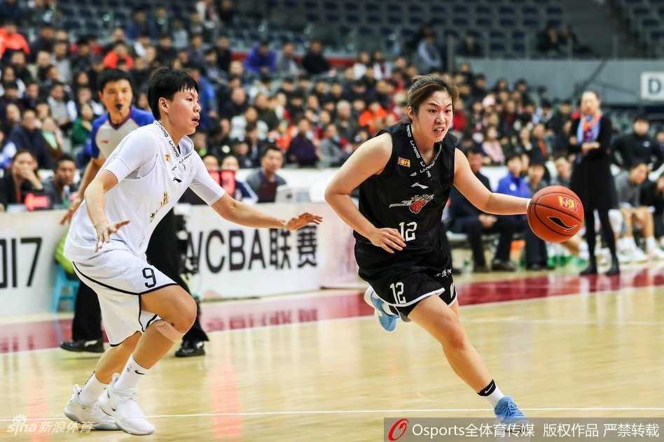 陕西队队员付晶运球突破新疆队的防线，她的步伐轻盈而坚定，作为球队的后场指挥官，她用出色的表现帮助球队稳住阵脚。