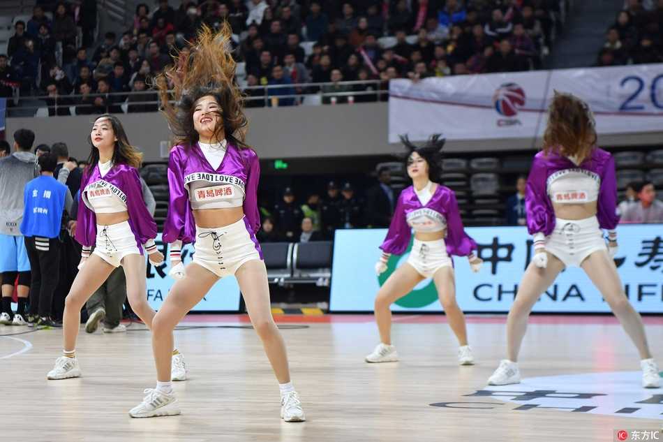 中场时刻，篮球宝贝们摆出酷炫的 ending pose，她们整齐划一的动作和自信的笑容是赛场边最亮丽的风景线。