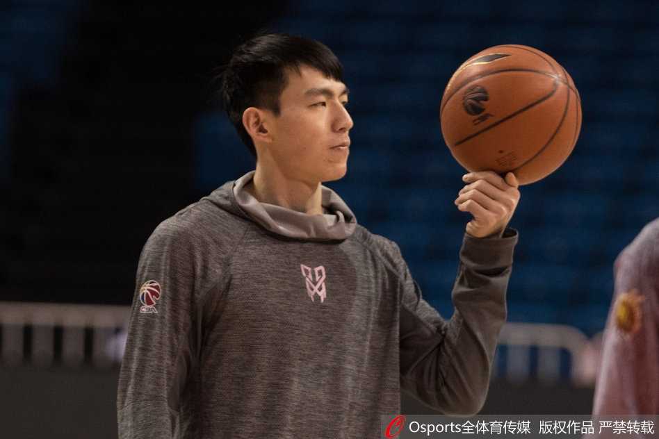 滨江体育馆的地板被灯光照得锃亮，吴前在队友的注视下，高高跃起完成一次精准的跳投，篮球划出一道完美的弧线。