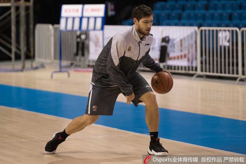 斯托克斯在篮下完成一次势大力沉的双手灌筐，巨大的冲击力让整个篮架都为之颤动，展现了无与伦比的爆发力。