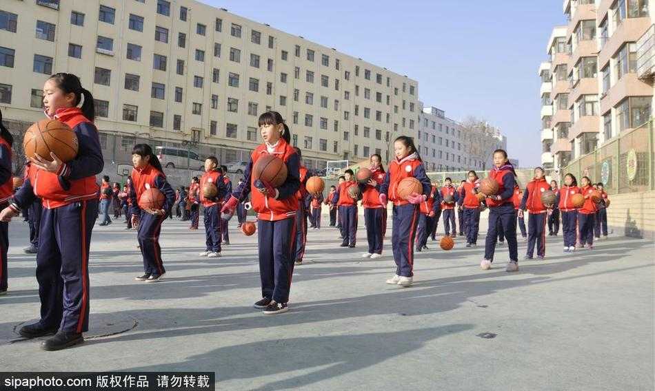 尽管寒风习习，但孩子们的脸蛋上泛着运动后的红晕，笑容灿烂。这套篮球操让他们在冬日里也能尽情享受运动带来的酣畅淋漓。