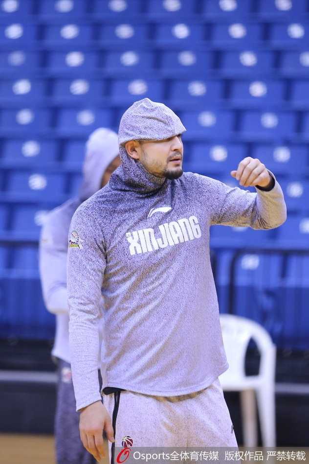 训练间隙，西热力江裹着毛巾搞怪，瞪大眼睛模仿卡通人物，夸张的表情让一旁的队友忍俊不禁。