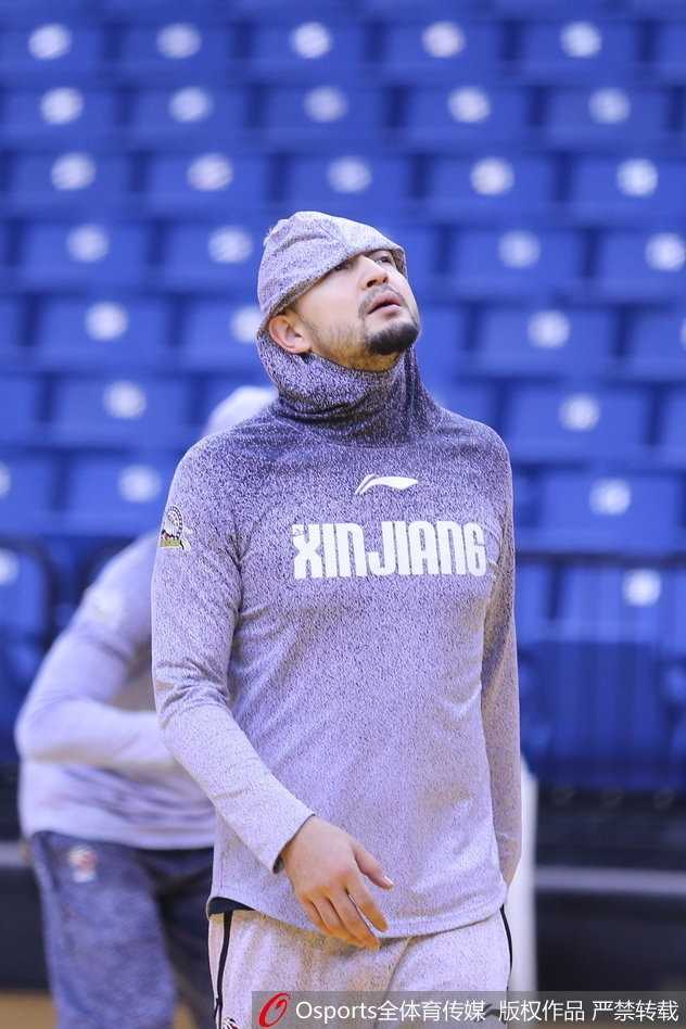 西热力江在训练中跪地拼抢，表情极其专注，仿佛此刻正在进行的是总决赛的生死时刻。