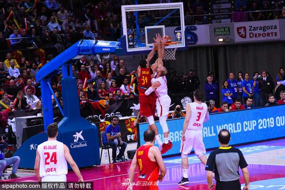 西班牙队主教练斯卡里奥罗在场边激情指挥，他张大嘴巴对着场内球员呼喊战术，手势坚定有力，展现出运筹帷幄的自信。