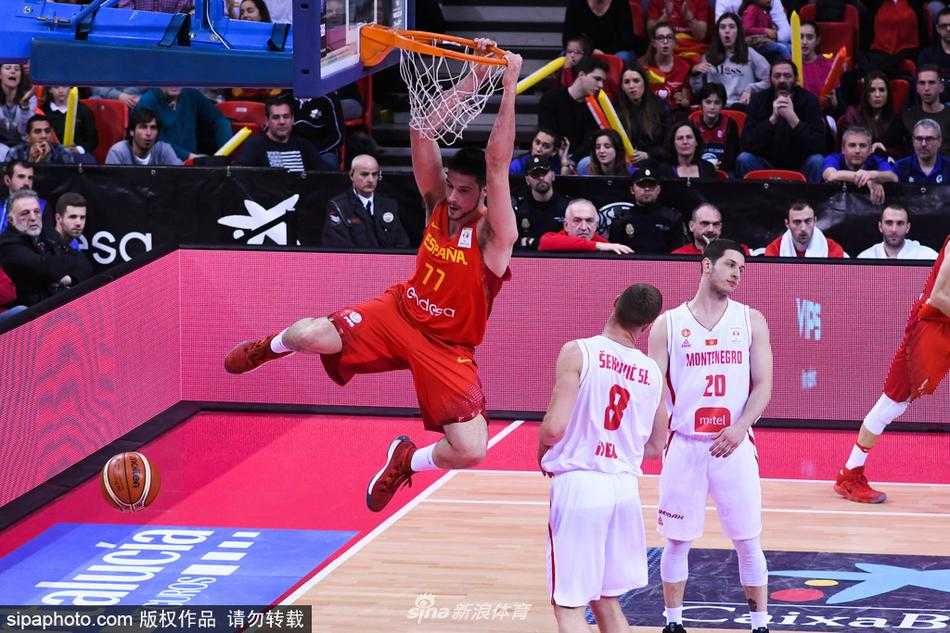 黑山队球员神情落寞地走下球场，汗水浸透了球衣，背后的巨大比分牌显示着79-67，失利的不甘写在他的脸上。