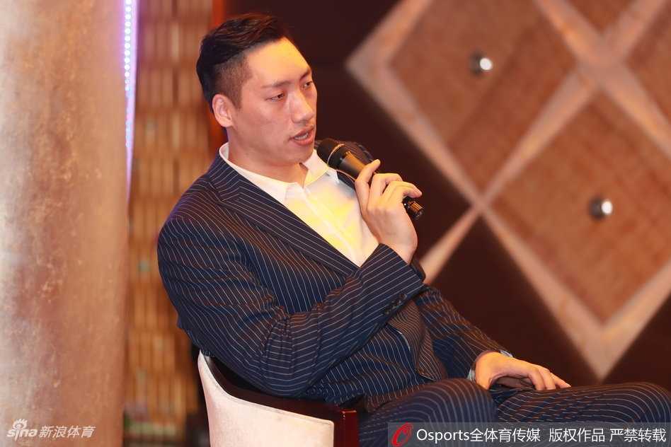 新援杰伦汉兹在人群中回眸，他身着亮眼的宝蓝色丝绒西装，内搭黑色衬衫并未系领带，显得随性又充满爆发力，仿佛下一秒就要撕裂对手防线。