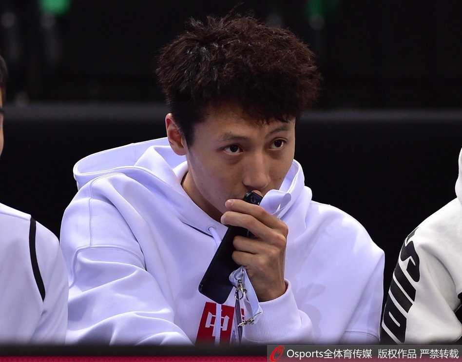 进球后的球员激情滑跪，草皮在他膝盖下划出长长的痕迹，他张开双臂仰天长啸，身后是偌大的球门和飞奔而来的庆祝队友。