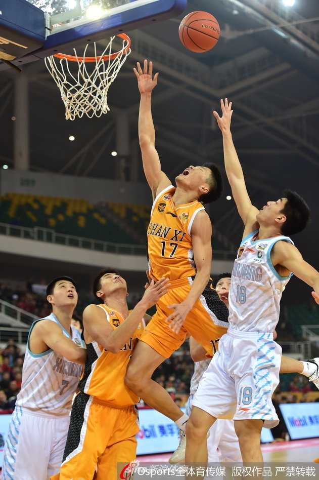 新疆队核心亚当斯在山西队包夹防守下强行突破，虽然全场空砍33分，但拼搏精神令人动容。