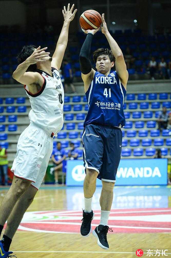 韩国队核心控卫金善亨快速运球穿越中场，他伸出手臂指挥队友落位，眼神中透露出一名老将的冷静与果断。