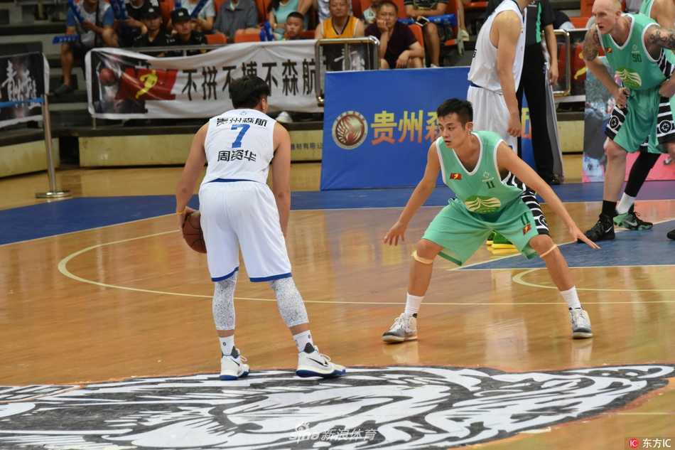 莱昂斯面对拉萨队两人的包夹防守，毫无惧色，他眼神坚毅地盯着篮筐，正准备从人缝中完成一次犀利的突破。