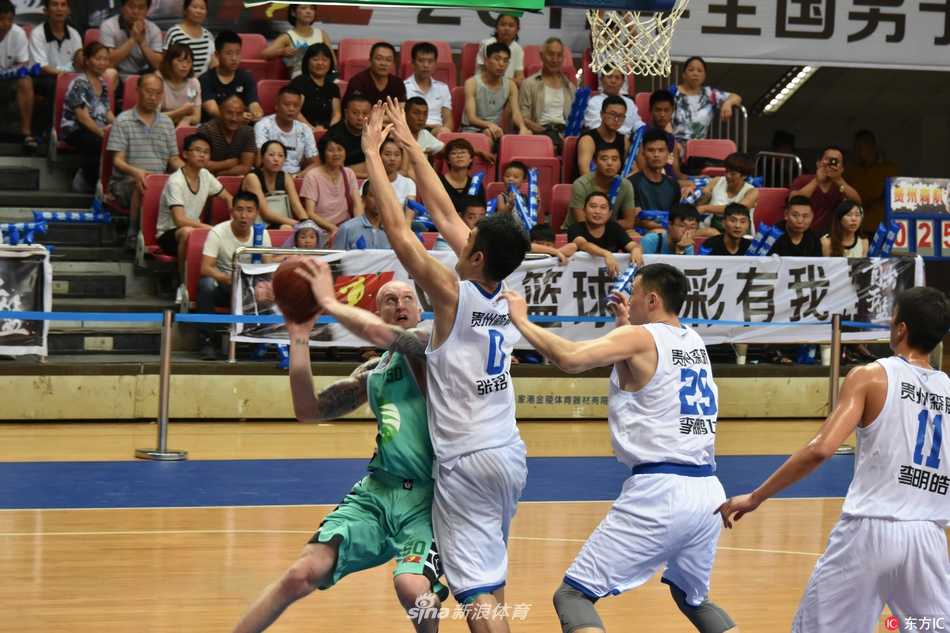 李明皓持球快速推进，他眼神如炬，正试图穿越拉萨净土队的三人防线，寻求最佳的进攻机会。