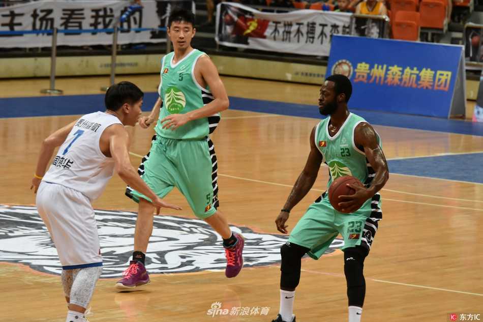 莱昂斯在三分线外跳投出手，皮球离开指尖的瞬间，防守球员的封盖已经无法触及，一道完美的弧线即将划过遵义上空。