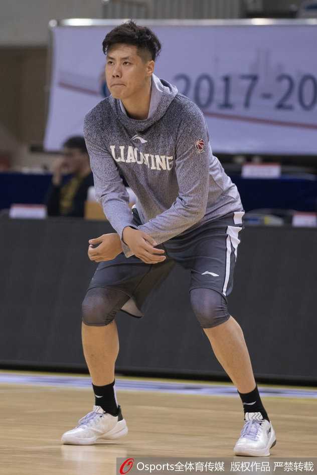 贺天举手感柔和，正在进行三分投篮练习，篮球在空中划过一道优美的弧线。