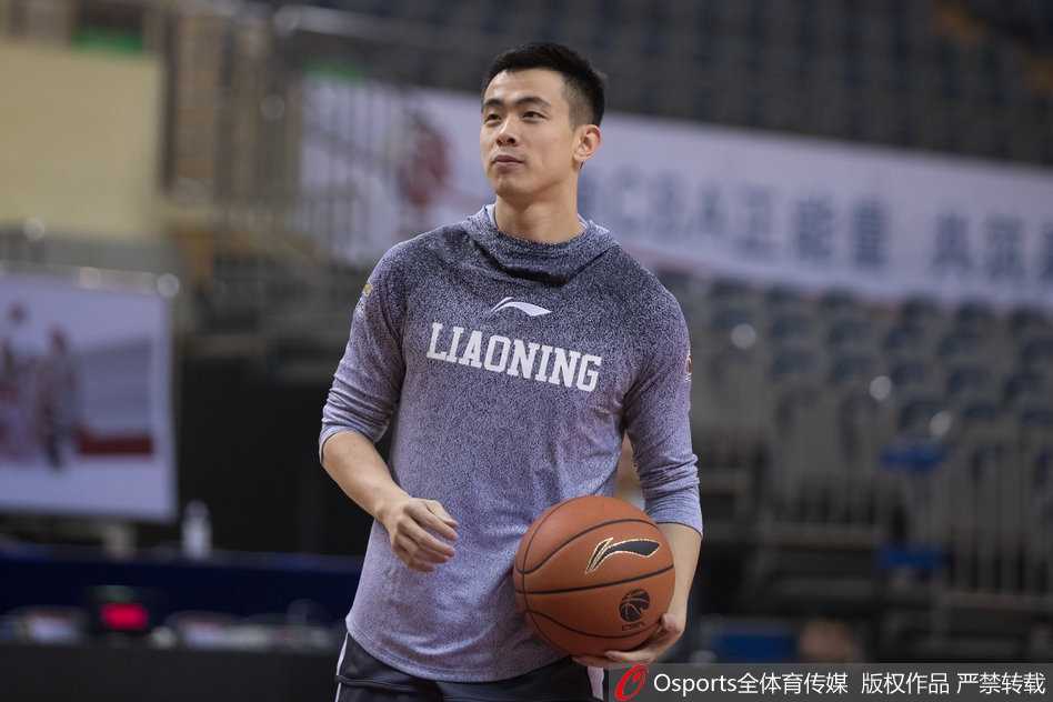 贺天举在训练中表情专注，目光如炬，仿佛要将篮筐看穿。