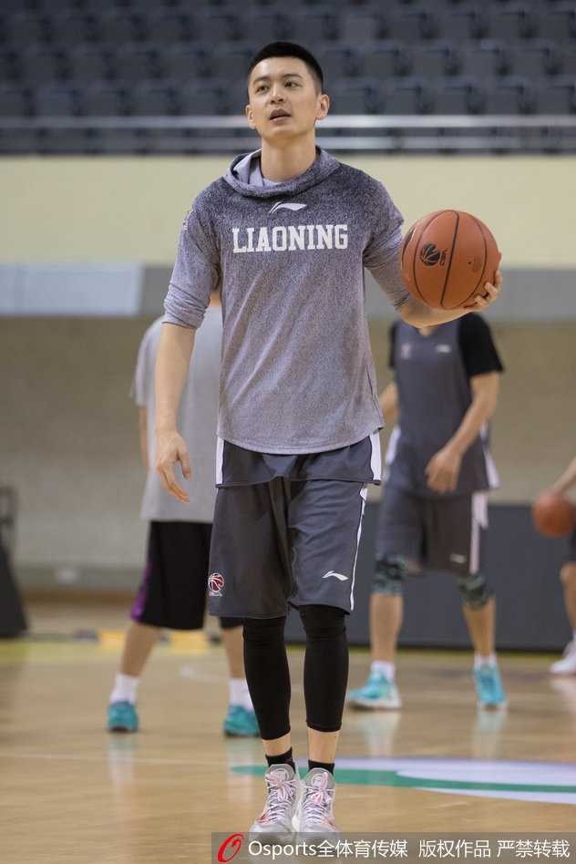 贺天举在队友防守下强行投篮，身姿矫健，对抗中毫不畏惧。