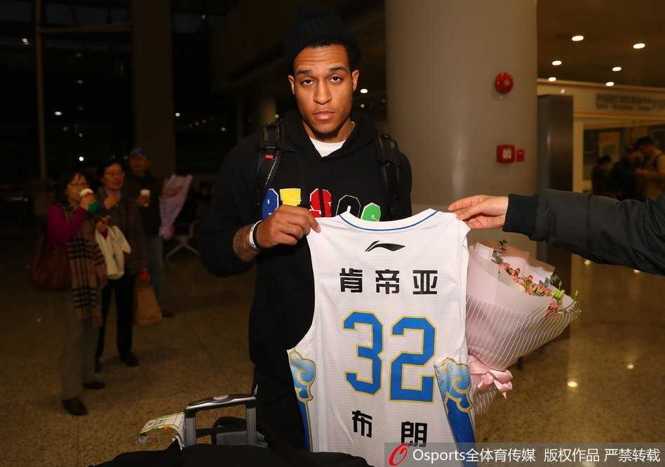 布朗在比赛中高高跃起，以一记势大力沉的单手劈扣完成终结，点燃了现场主场球迷的热情。