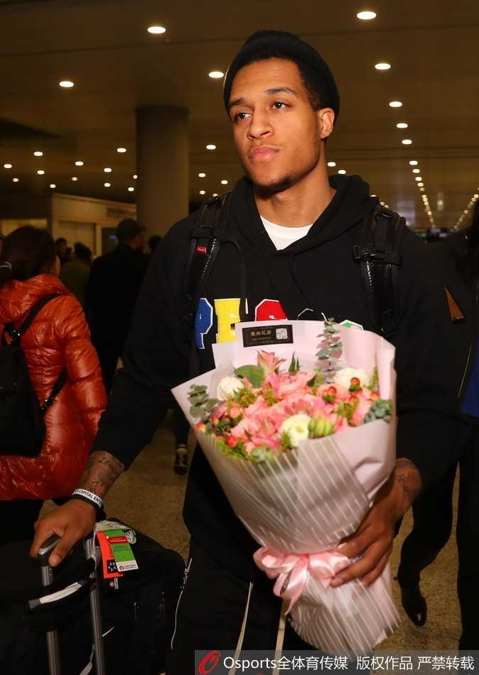 布朗在抵达地手持江苏肯帝亚32号球衣，面对镜头留下与球队结缘的第一张正式合影，神情自信而坚定。