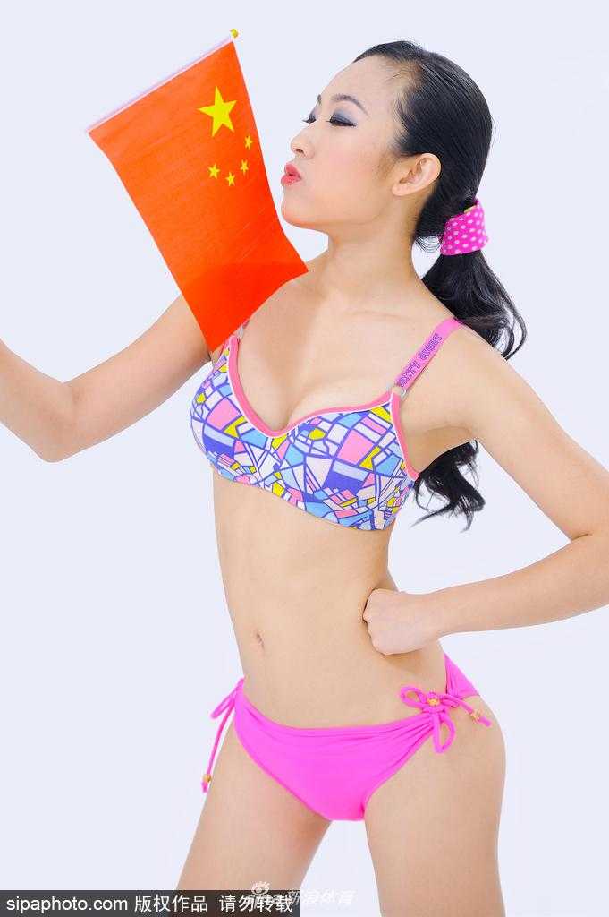 动感的音乐响起，孙峥在球场上跃动起舞。每一个充满力量的动作，每一条优美的肌肉线条，都诉说着她在训练房中日复一日挥洒的汗水与对舞蹈艺术的执着追求。