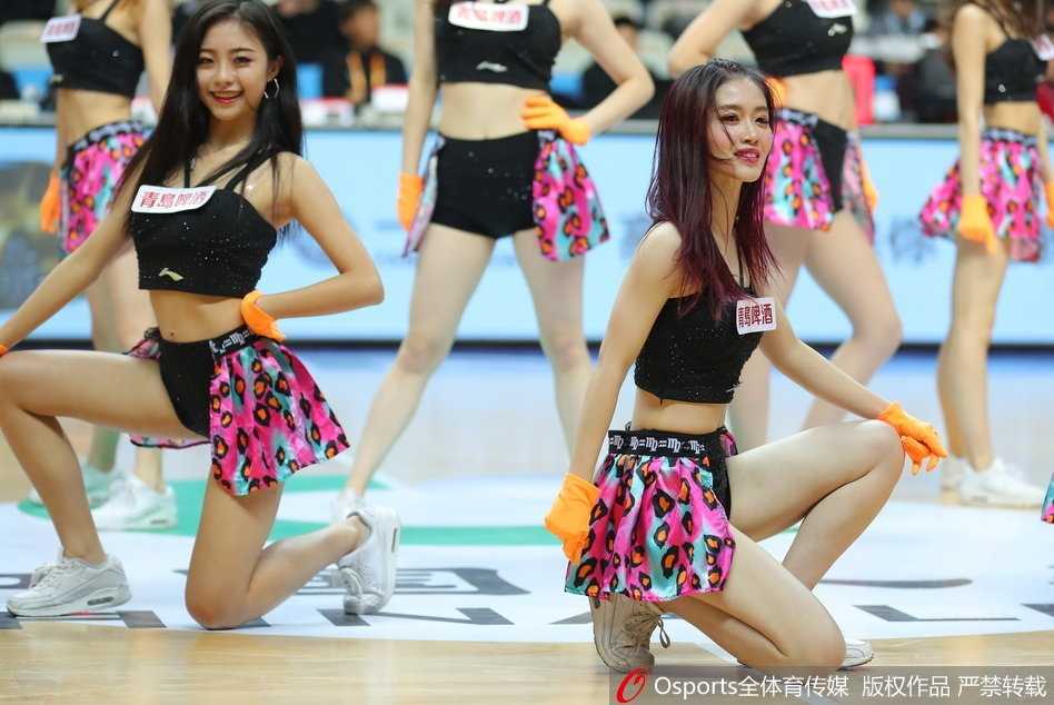 赛后互动环节，篮球宝贝们面朝观众席挥手致意，脸上洋溢着灿烂笑容，身后的记分牌定格在111比92，记录着这场主场大捷