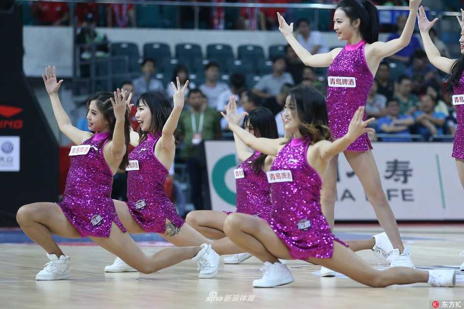 身着亮黄色短裙的啦啦宝贝们，随着动感节拍跃动出场，她们整齐划一的动作和灿烂的笑容，瞬间成为赛场的焦点。