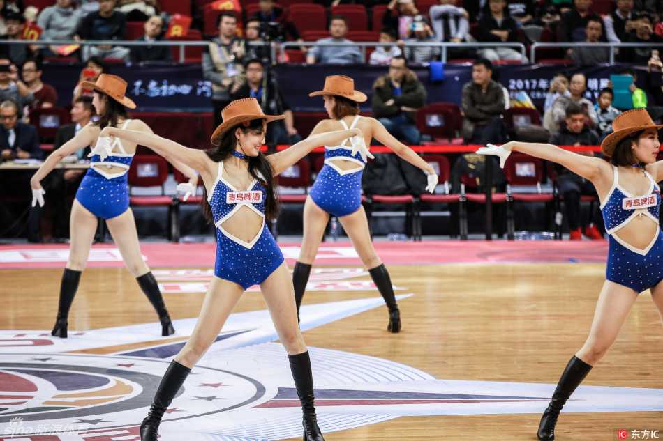 聚光灯下，啦啦宝贝长发飞扬，随着鼓点扭动腰肢，牛仔短裙流苏与蜜色长腿构成一道火辣的风景线。