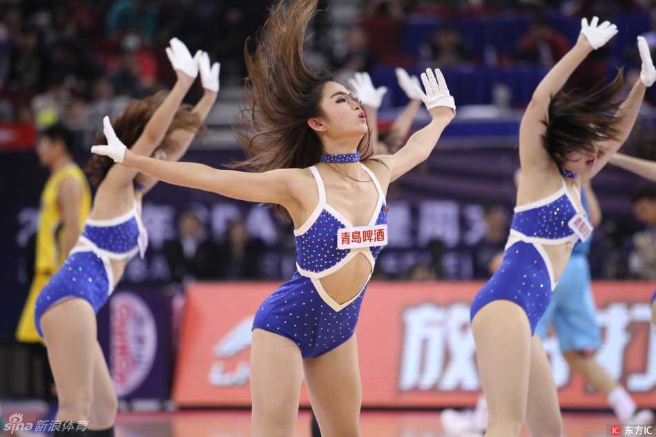 表演结束的定格pose，啦啦宝贝们一字排开，牛仔短裙下是一排排吸睛的美腿，她们高举双手，用最灿烂的笑脸向观众致意。