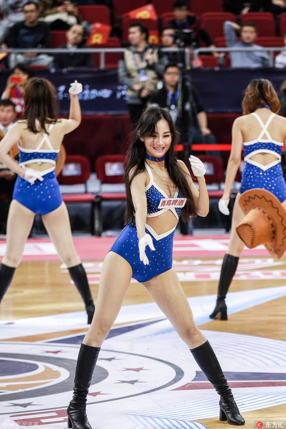 手持花球的啦啦宝贝绽放出比阳光还灿烂的笑容，舞动的身姿轻盈灵动，飞扬的发丝与甜美的酒窝成为全场焦点。