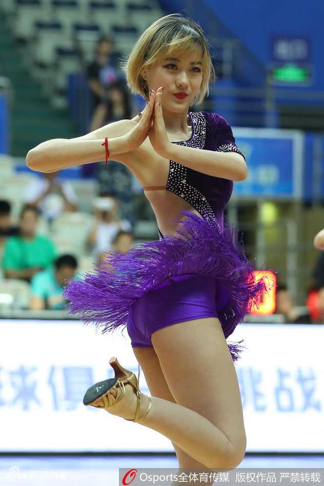 短裙在聚光灯下轻盈飘起，啦啦队女郎以曼妙身姿定格回眸瞬间，眼神中充满电力，活力四射。