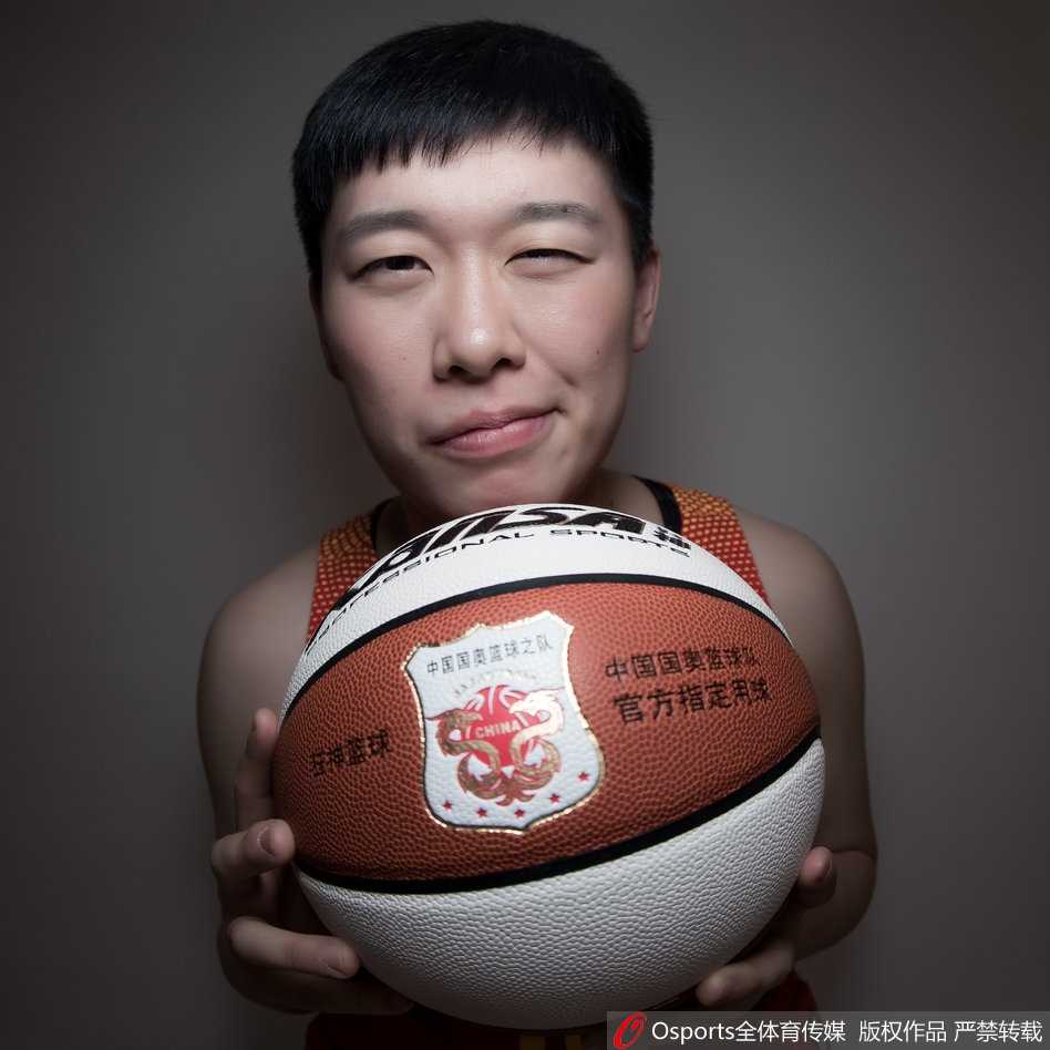 两名女篮队员脸贴着脸，对着镜头一起做出斗鸡眼的搞怪表情，姐妹情深又充满喜感。