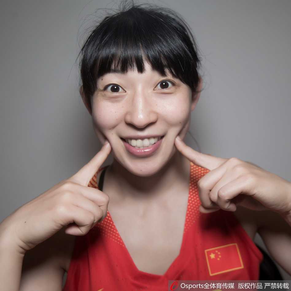 一名队员单手托腮，眼神向上翻看，做出一个夸张的“冷漠”表情，酷劲十足中带着几分俏皮。